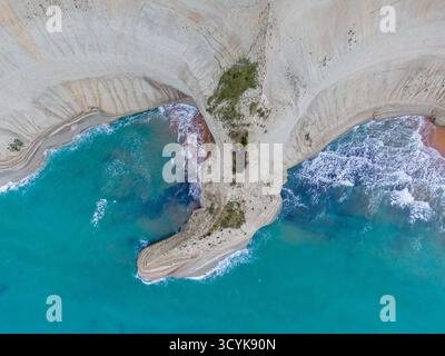 Dramatische Aussicht auf das Kap Drastis in Korfu, Griechenland, mit Blick auf die einzigartigen weißen Kalksteinklippen und das kristallklare türkisfarbene Wasser des Ionischen Stockfoto