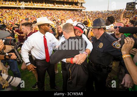 Kenny Dillingham, Cheftrainer der Arizona State Sun Devils, und Joey McGuire Huge, Cheftrainer der Texas Tech Red Raiders nach einem NCAA-Football-Spiel zwischen den AR Stockfoto