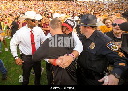 Kenny Dillingham, Cheftrainer der Arizona State Sun Devils, und Joey McGuire Huge, Cheftrainer der Texas Tech Red Raiders nach einem NCAA-Football-Spiel zwischen den AR Stockfoto