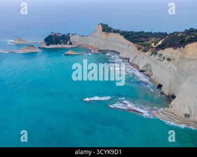Dramatische Aussicht auf das Kap Drastis in Korfu, Griechenland, mit Blick auf die einzigartigen weißen Kalksteinklippen und das kristallklare türkisfarbene Wasser des Ionischen Stockfoto