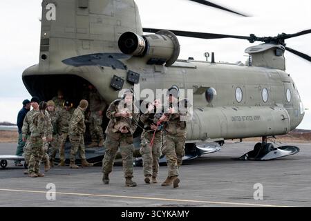Bethel, Vereinigte Staaten von Amerika. Oktober 2025. Alaska Army National Guard CH-47 Chinook Aircrew, unterstützt mit Haushunden, die nach der Überschwemmung durch Taifun Halong vom 16. Oktober 2025 in Bethel, Alaska aus den Dörfern evakuiert wurden. Der Sturm verdrängte mindestens 1500 Ureinwohner und ließ Dörfer in Trümmern zurück. Gutschrift: SSgt. Joseph Moon/Alaska National Guard Photo/Alamy Live News Stockfoto