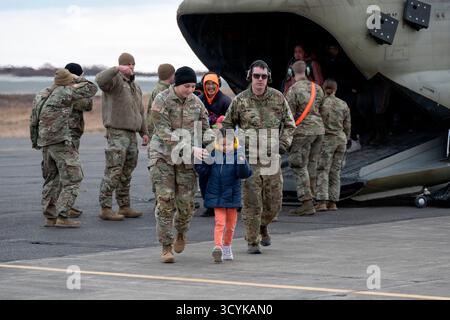 Bethel, Vereinigte Staaten von Amerika. Oktober 2025. Alaska Army National Guard CH-47 Chinook Aircrew unterstützt Bewohner beim Ausstieg nach der Evakuierung aus den einheimischen Dörfern nach der Überschwemmung durch Taifun Halong, 16. Oktober 2025 in Bethel, Alaska. Der Sturm verdrängte mindestens 1500 Ureinwohner und ließ Dörfer in Trümmern zurück. Gutschrift: SSgt. Joseph Moon/Alaska National Guard Photo/Alamy Live News Stockfoto