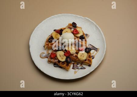 Genießen Sie köstliche Waffeln mit frischem Obst und cremigem Eis Stockfoto