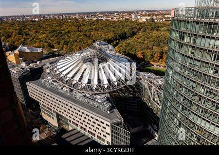 Berlin, Deutschland. Oktober 2025. Der Blick vom Kollhoff-Tower umfasst das Sony Center und den Deutschen Bahn Tower in Berlin am 19. Oktober 2025. (Foto: Emmanuele Contini/NurPhoto) Credit: NurPhoto SRL/Alamy Live News Stockfoto