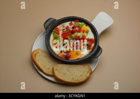 Genießen Sie ein köstliches und gesundes Frühstück mit Eiern und frischem Gemüse Stockfoto