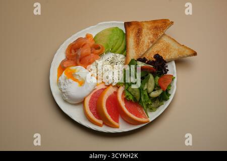 Ein nahrhafter und gesunder Frühstücksteller mit einem pochierten Ei und einer Vielzahl frischer Zutaten Stockfoto