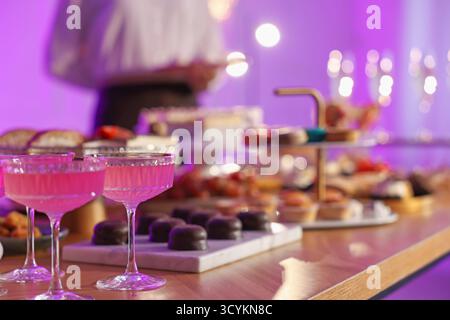 Verschiedene leckere Desserts, Getränke am Buffet und Kellner, selektiver Fokus Stockfoto