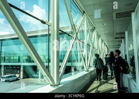 Flughafen Josep Tarradellas Barcelona-El Prat, Reisende beim Aussteigen aus dem Flugzeug von internationalen Abflügen, Barcelona, Spanien Stockfoto