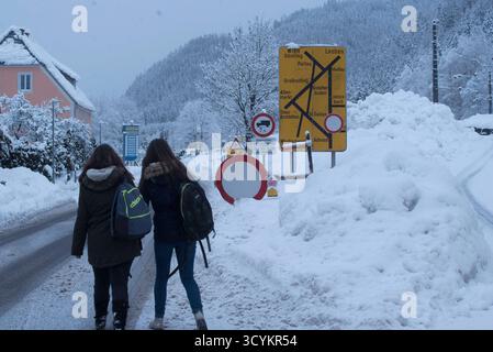 Barriere auf der Straße oder Straßensperre zum Anhalten von Verkehrsbarriere auf der Straße oder Straßensperre Stockfoto