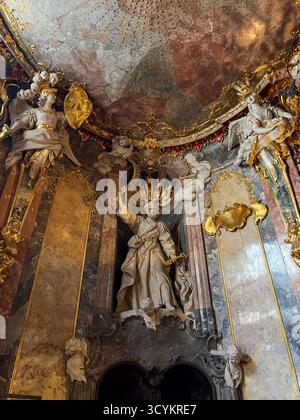Petersstatue über dem Eingang der Asam-Kirche Stockfoto