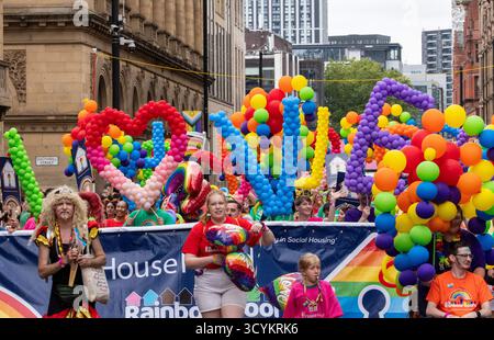 Manchester, Greater Manchester, Großbritannien. August 2025. Während der Manchester Pride Parade 2025 versammeln sich die Menschen zu einer Parade auf der Peter Street. Manchester Pride bereitet sich auf die Eingabe von Verwaltungsberichten vor. „The Mill“. Manchester Pride Ltd. Hat Berichten zufolge kein Geld mehr und kann seine Rechnungen nicht mehr bezahlen. Nach Angaben des Kuratoriums ist Manchester Pride derzeit dabei, mit unseren Rechts- und Finanzberatern den besten Weg für die Zukunft zu finden.“ Ziel ist es, bis Mittwoch, den 22. Oktober, zusätzliche Mitteilungen bereitzustellen. In diesem Jahr wurde Nelly Furtado, Olly, aufgeführt Stockfoto
