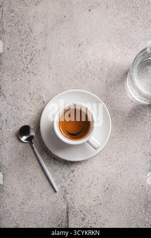 Ein eleganter Espresso, serviert auf einem trendigen, modernen Untergrund, ideal für jedes Kaffeeliebhaber-Ritual Stockfoto