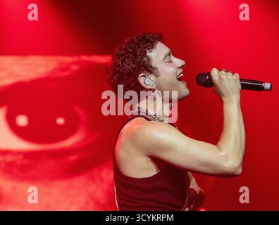 Manchester, Greater Manchester, Großbritannien. August 2025. Olly Alexander tritt beim Manchester Pride 2025 auf. Manchester Pride bereitet sich auf die Eingabe von Verwaltungsberichten vor. „The Mill“. Manchester Pride Ltd. Hat Berichten zufolge kein Geld mehr und kann seine Rechnungen nicht mehr bezahlen. Nach Angaben des Kuratoriums ist Manchester Pride derzeit dabei, mit unseren Rechts- und Finanzberatern den besten Weg für die Zukunft zu finden.“ Ziel ist es, bis Mittwoch, den 22. Oktober, zusätzliche Mitteilungen bereitzustellen. In diesem Jahr waren Nelly Furtado, Olly Alexander und Tulisa zu sehen. (Guthaben Stockfoto