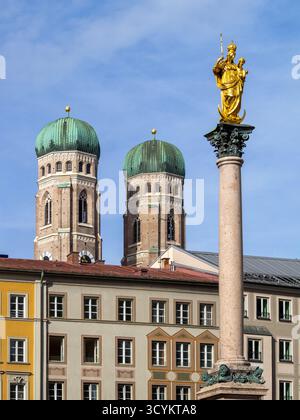 Mariensäule mit Frauenkirche im Hintergrund, München Stockfoto