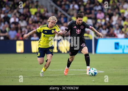 Nashville, USA. Oktober 2025. Nashville SC Mittelfeldspieler Edvard Tagseth (20) und Inter Miami CF Stürmer Lionel Messi (10) während der ersten Hälfte des Spiels im GEODIS Park in Nashville, Tennessee am 18. Oktober 2025. (Foto: Kindell Buchanan/SIPA USA) Credit: SIPA USA/Alamy Live News Stockfoto