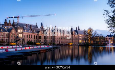 Stadt, Niederlande - 19. Oktober 2025: Nachtaufnahme des historischen Binnenhof (niederländisches Parlament) in den Haag. Man kann die Reflexion im Wasser sehen Stockfoto