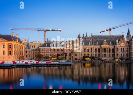 Den Haag, Niederlande - 19. Oktober 2025: Großer Blick auf den Binnenhof (niederländisches Parlament) in den Haag zur blauen Stunde. Renovierungsarbeiten sind im Gange. Wat Stockfoto
