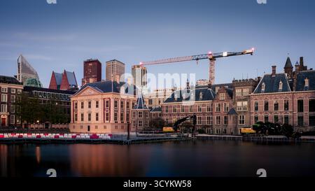 Den Haag, Niederlande - 19. Oktober 2025: Blick auf das historische Mauritshuis und den Binnenhof in den Haag bei Sonnenuntergang. Moderne Gebäude und Renovierungsarbeiten Stockfoto