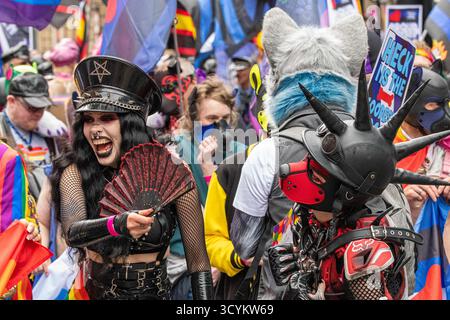 Manchester, Greater Manchester, Großbritannien. August 2025. Während der Manchester Pride Parade 2025 versammeln sich die Menschen zu einer Parade auf der Peter Street. Manchester Pride bereitet sich auf die Eingabe von Verwaltungsberichten vor. „The Mill“. Manchester Pride Ltd. Hat Berichten zufolge kein Geld mehr und kann seine Rechnungen nicht mehr bezahlen. Nach Angaben des Kuratoriums ist Manchester Pride derzeit dabei, mit unseren Rechts- und Finanzberatern den besten Weg für die Zukunft zu finden.“ Ziel ist es, bis Mittwoch, den 22. Oktober, zusätzliche Mitteilungen bereitzustellen. In diesem Jahr wurde Nelly Furtado, Olly, aufgeführt Stockfoto