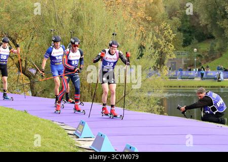 München, Deutschland. Oktober 2025. Biathlon, IBU Biathlon Loop One Festival 2025, 19.10.2025, Saisoneröffnung, Men Super Sprint Final Image: Fratzscher, Lucas (GER, #15) vor seinen Gegnern Credit: dpa/Alamy Live News Stockfoto