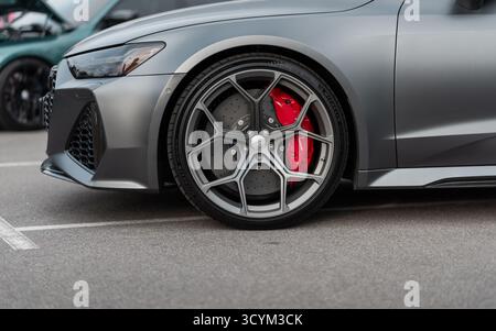 Nahaufnahme des Audi RS6 in satiniertem Grau: Vorderrad, Kotflügel, Stoßfänger und Scheinwerfer. Stockfoto