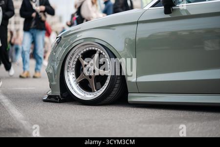 Niedriges Auto auf überfüllten Straßen. Seitenansicht Vorderteil des modifizierten Audi A3 Cabriolets mit Luftfederung. Stockfoto