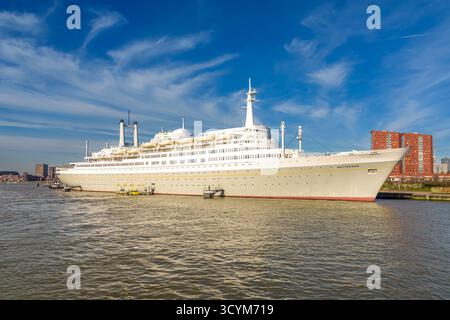 Die SS Rotterdam an ihrem festen Standort am Kai Katendrecht in Rotterdam ist heute ein schwimmendes Hotel. Stockfoto