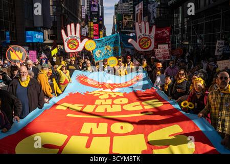 Manhattan, Usa. Oktober 2025. Die Poeple halten ein Banner mit der Aufschrift „keine Könige, keine Schnitte“. Demonstranten marschieren während des „No Kings“-Nationalfeiertags gegen Donald Trump und die aktuelle Regierung. Quelle: SOPA Images Limited/Alamy Live News Stockfoto