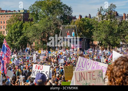 Boston, MA, USA-18. Oktober 2025: Anti-Trump-Demonstranten mit pro-Demokratie-Zeichen beobachten Senatorin Elizabeth Warren eine Rede. Stockfoto