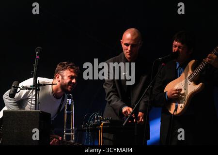 CAROLINE, BAND, KONZERT, 2025: Die Londaon-Band Caroline spielt auf der ummauerten Gartenbühne. Brecon, Wales, Großbritannien, 16. August 2025. Das Green Man Festival 2025. INFO: Caroline ist eine achtköpfige Londoner Band, die für ihre Genre-biegende, experimentelle Musik bekannt ist, die Elemente aus Folk, Post-Rock und Drone vereint. Ihr Klang ist atmosphärisch, intensiv und widersetzt sich oft einer einfachen Kategorisierung, gekennzeichnet durch komplizierte Instrumentalarrangements und die Bereitschaft, musikalische Spannungen zu erforschen Stockfoto