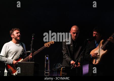 CAROLINE, BAND, KONZERT, 2025: Die Londaon-Band Caroline spielt auf der ummauerten Gartenbühne. Brecon, Wales, Großbritannien, 16. August 2025. Das Green Man Festival 2025. INFO: Caroline ist eine achtköpfige Londoner Band, die für ihre Genre-biegende, experimentelle Musik bekannt ist, die Elemente aus Folk, Post-Rock und Drone vereint. Ihr Klang ist atmosphärisch, intensiv und widersetzt sich oft einer einfachen Kategorisierung, gekennzeichnet durch komplizierte Instrumentalarrangements und die Bereitschaft, musikalische Spannungen zu erforschen Stockfoto