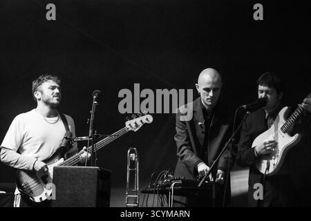 CAROLINE, BAND, KONZERT, 2025: Die Londaon-Band Caroline spielt auf der ummauerten Gartenbühne. Brecon, Wales, Großbritannien, 16. August 2025. Das Green Man Festival 2025. INFO: Caroline ist eine achtköpfige Londoner Band, die für ihre Genre-biegende, experimentelle Musik bekannt ist, die Elemente aus Folk, Post-Rock und Drone vereint. Ihr Klang ist atmosphärisch, intensiv und widersetzt sich oft einer einfachen Kategorisierung, gekennzeichnet durch komplizierte Instrumentalarrangements und die Bereitschaft, musikalische Spannungen zu erforschen Stockfoto