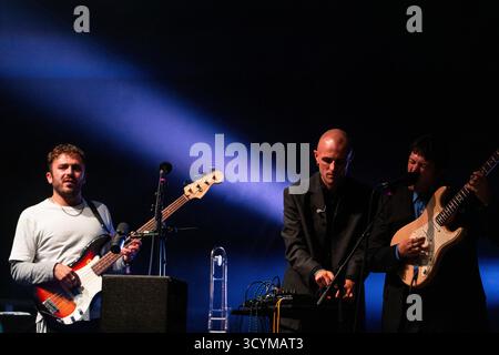 CAROLINE, BAND, KONZERT, 2025: Die Londaon-Band Caroline spielt auf der ummauerten Gartenbühne. Brecon, Wales, Großbritannien, 16. August 2025. Das Green Man Festival 2025. INFO: Caroline ist eine achtköpfige Londoner Band, die für ihre Genre-biegende, experimentelle Musik bekannt ist, die Elemente aus Folk, Post-Rock und Drone vereint. Ihr Klang ist atmosphärisch, intensiv und widersetzt sich oft einer einfachen Kategorisierung, gekennzeichnet durch komplizierte Instrumentalarrangements und die Bereitschaft, musikalische Spannungen zu erforschen Stockfoto