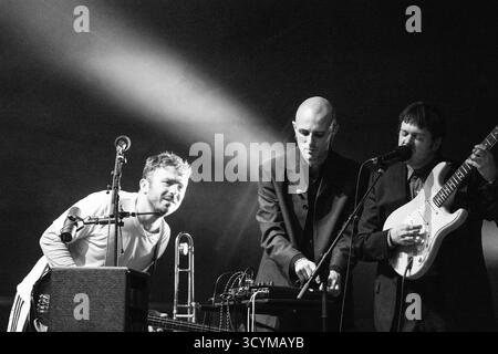 CAROLINE, BAND, KONZERT, 2025: Die Londaon-Band Caroline spielt auf der ummauerten Gartenbühne. Brecon, Wales, Großbritannien, 16. August 2025. Das Green Man Festival 2025. INFO: Caroline ist eine achtköpfige Londoner Band, die für ihre Genre-biegende, experimentelle Musik bekannt ist, die Elemente aus Folk, Post-Rock und Drone vereint. Ihr Klang ist atmosphärisch, intensiv und widersetzt sich oft einer einfachen Kategorisierung, gekennzeichnet durch komplizierte Instrumentalarrangements und die Bereitschaft, musikalische Spannungen zu erforschen Stockfoto