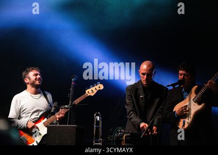 CAROLINE, BAND, KONZERT, 2025: Die Londaon-Band Caroline spielt auf der ummauerten Gartenbühne. Brecon, Wales, Großbritannien, 16. August 2025. Das Green Man Festival 2025. INFO: Caroline ist eine achtköpfige Londoner Band, die für ihre Genre-biegende, experimentelle Musik bekannt ist, die Elemente aus Folk, Post-Rock und Drone vereint. Ihr Klang ist atmosphärisch, intensiv und widersetzt sich oft einer einfachen Kategorisierung, gekennzeichnet durch komplizierte Instrumentalarrangements und die Bereitschaft, musikalische Spannungen zu erforschen Stockfoto