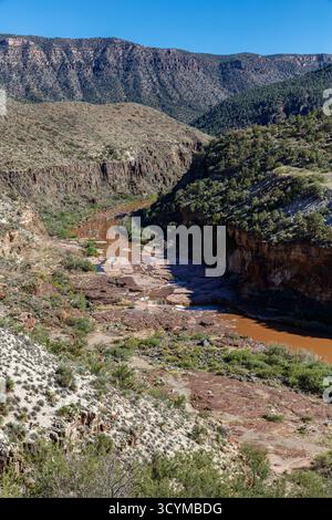 Salt River Canyon, zerklüftete Wüstenschlucht, die vom Salt River gemeißelt wurde, Tonto National Forest, Arizona, USA. Stockfoto