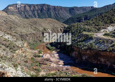 Salt River Canyon, zerklüftete Wüstenschlucht, die vom Salt River gemeißelt wurde, Tonto National Forest, Arizona, USA. Stockfoto