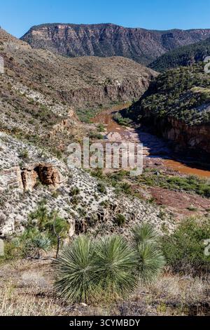 Salt River Canyon, zerklüftete Wüstenschlucht, die vom Salt River gemeißelt wurde, Tonto National Forest, Arizona, USA. Stockfoto