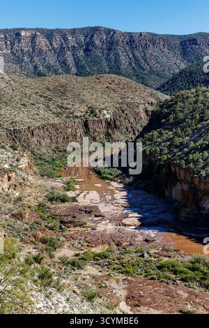 Salt River Canyon, zerklüftete Wüstenschlucht, die vom Salt River gemeißelt wurde, Tonto National Forest, Arizona, USA. Stockfoto