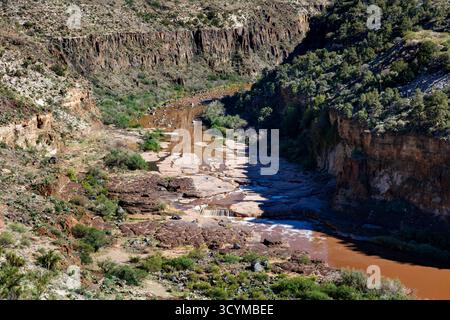 Salt River Canyon, zerklüftete Wüstenschlucht, die vom Salt River gemeißelt wurde, Tonto National Forest, Arizona, USA. Stockfoto