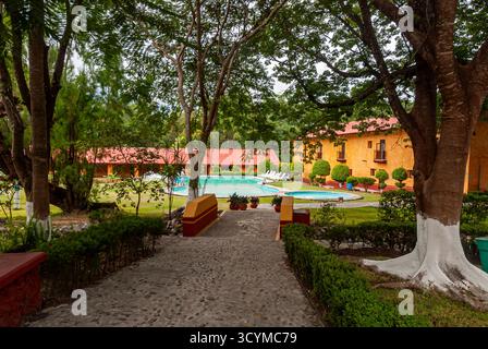 Blick von einem Bach und Resort in Concá, Sierra Gorda, Querétaro, Mexiko Stockfoto