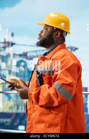 Umweltexperte prüft Offshore-Plattformbetrieb auf Einhaltung der Schadstoffbegrenzungsvorschriften. Der Bohrkahn-Ingenieur bewertet Abfallmanagementsysteme, um die Verschmutzung der Meere zu reduzieren Stockfoto