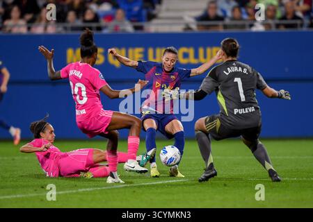 Barcelona, Esp. Oktober 2025. FC BARCELONA GEGEN GRANADA CF. 19. Oktober 2025 Ona Batlle (22) vom FC Barcelona (Mitte) stellt Yoli (5), Jujuba (20) und Laura Sanchez (1) vom Granada CF während des Spiels zwischen dem FC Barcelona und Granada CF, das dem achten Tag der La Liga F Moeve am 19. Oktober 2025 im Johan Cruyff Stadion in Barcelona entspricht. Quelle: Rosdemora/Alamy Live News Stockfoto
