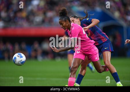 Barcelona, Esp. Oktober 2025. FC BARCELONA GEGEN GRANADA CF. 19. Oktober 2025 Jujuba (20) von Granada CF streitet mit Claudia Pina (9) vom FC Barcelona während des Spiels zwischen dem FC Barcelona und Granada CF, das dem achten Tag der La Liga F Moeve im Johan Cruyff Stadium in Barcelona am 19. Oktober 2025 entspricht. Quelle: Rosdemora/Alamy Live News Stockfoto