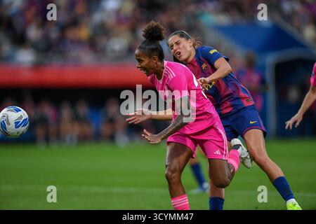Barcelona, Esp. Oktober 2025. FC BARCELONA GEGEN GRANADA CF. 19. Oktober 2025 Jujuba (20) von Granada CF streitet mit Claudia Pina (9) vom FC Barcelona während des Spiels zwischen dem FC Barcelona und Granada CF, das dem achten Tag der La Liga F Moeve im Johan Cruyff Stadium in Barcelona am 19. Oktober 2025 entspricht. Quelle: Rosdemora/Alamy Live News Stockfoto