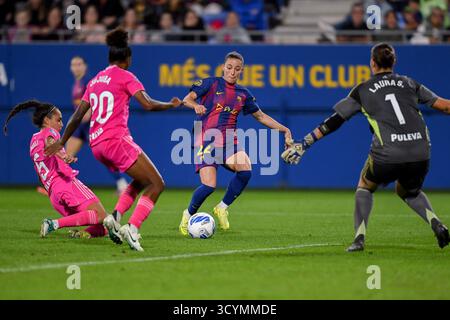 Barcelona, Esp. Oktober 2025. FC BARCELONA GEGEN GRANADA CF. 19. Oktober 2025 Ona Batlle (22) vom FC Barcelona (Mitte) stellt Yoli (5), Jujuba (20) und Laura Sanchez (1) vom Granada CF während des Spiels zwischen dem FC Barcelona und Granada CF, das dem achten Tag der La Liga F Moeve am 19. Oktober 2025 im Johan Cruyff Stadion in Barcelona entspricht. Quelle: Rosdemora/Alamy Live News Stockfoto