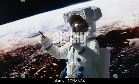 Glücklicher Astronaut der Orbitalstation, begeistert von der Schönheit des Planeten im Weltraum. Fröhliche Frau, die bei einer planetaren Forschungsmission die Himmelskörper der Galaxie bewundert, 360 Grad, Kamera B Stockfoto
