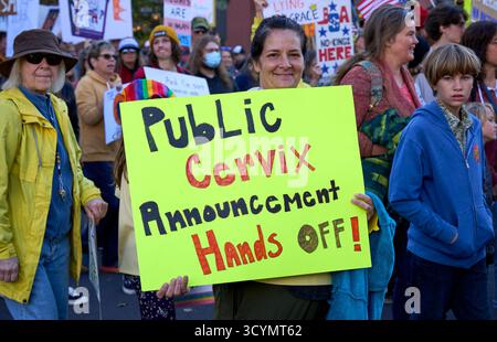 Eine Frau hält ein Schild, während sie am 18. Oktober 2025 in Eugene, Oregon, bei einer No Kings Demonstration marschiert. Stockfoto