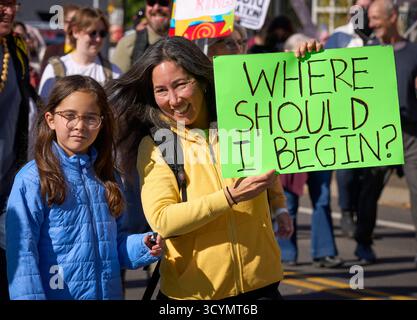Eine Frau hält ein Schild bei einer No Kings Demonstration in Eugene, Oregon, am 18. Oktober 2025. Stockfoto