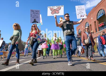 Am 18. Oktober 2025 marschieren die Menschen in einer No Kings Demonstration in Eugene, Oregon. Stockfoto